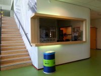 Etched glass aan de binnezijde van een raam geplakt