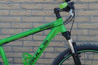 Plakletters op een fiets