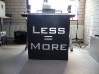 Plakletters Plakletters op een houten ondergrond