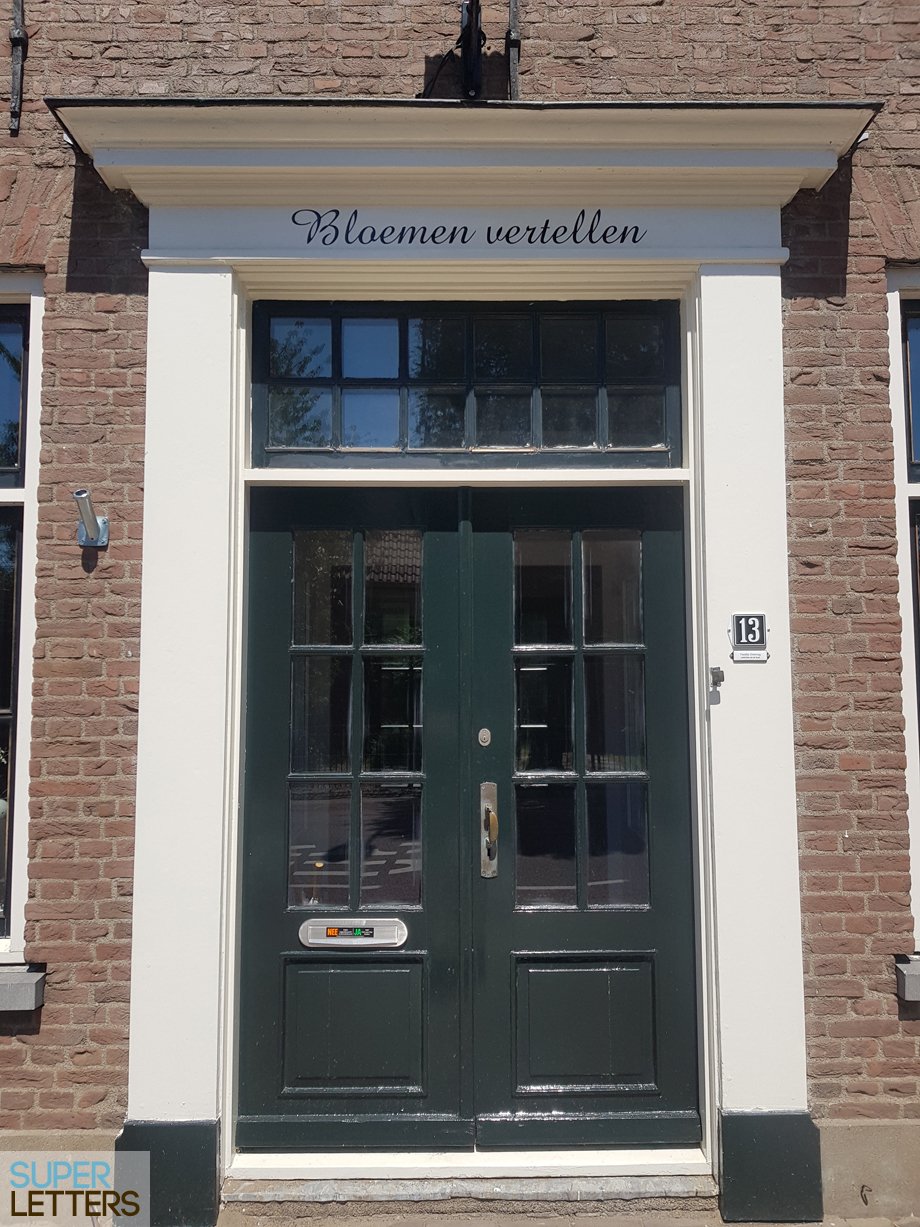 naamstickers | Boven de voordeur