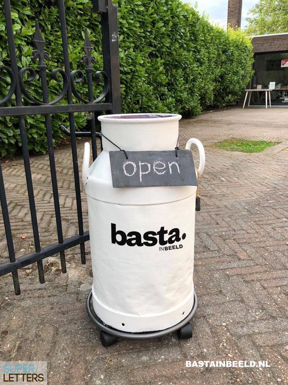 reclamebord plakken | Melkkan BASTA in Beeld